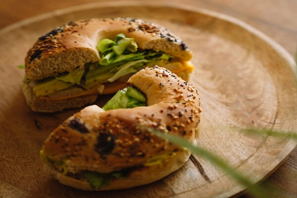 Bagel with lettuce and ham